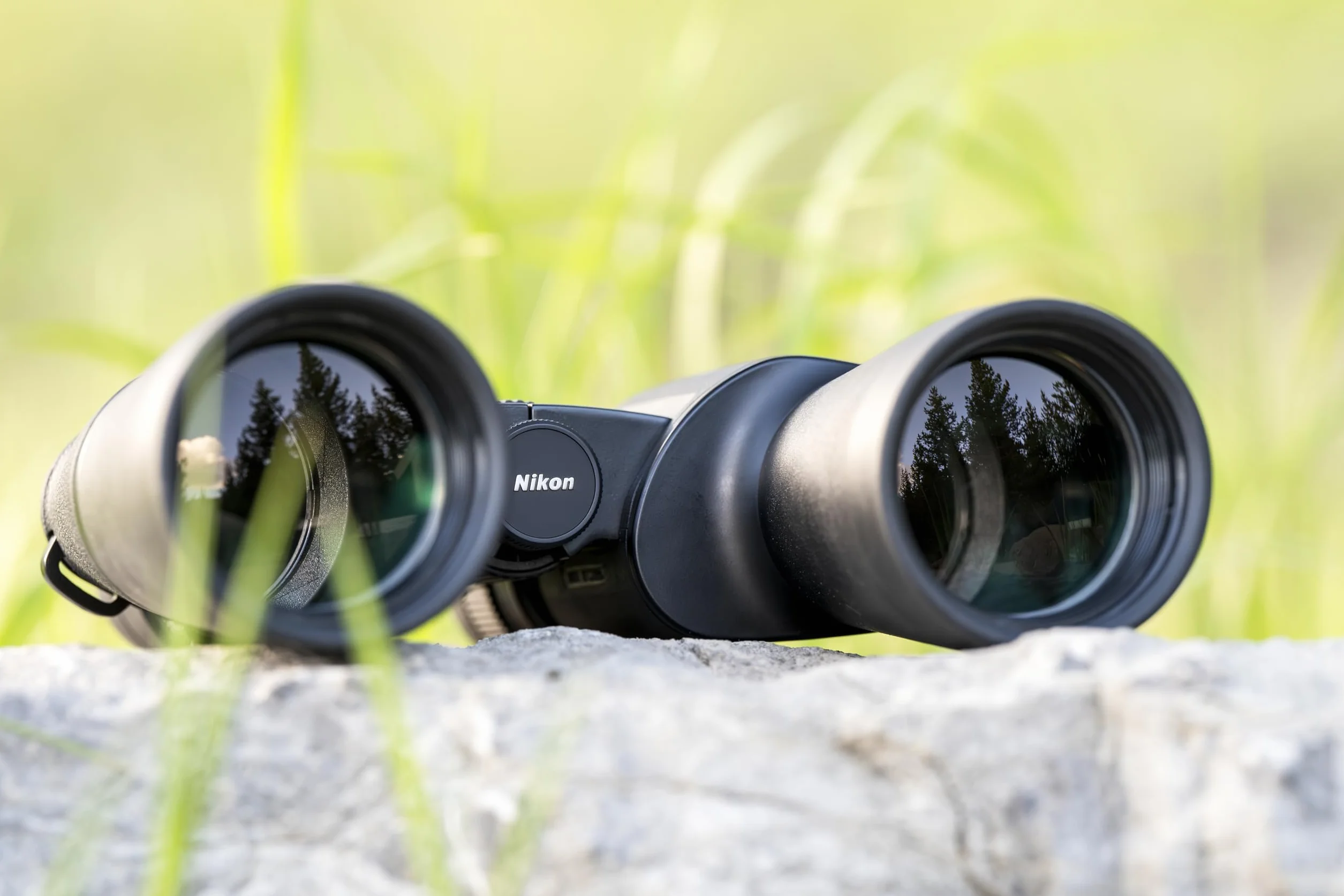 Nikon Action 10-22x50 Fernglas (leicht zu Tagen und zu bedienen, Gute räumliche Sicht, für Wanderungen, Reisen und Naturbeobachtung, für Brillenträger geeignet)