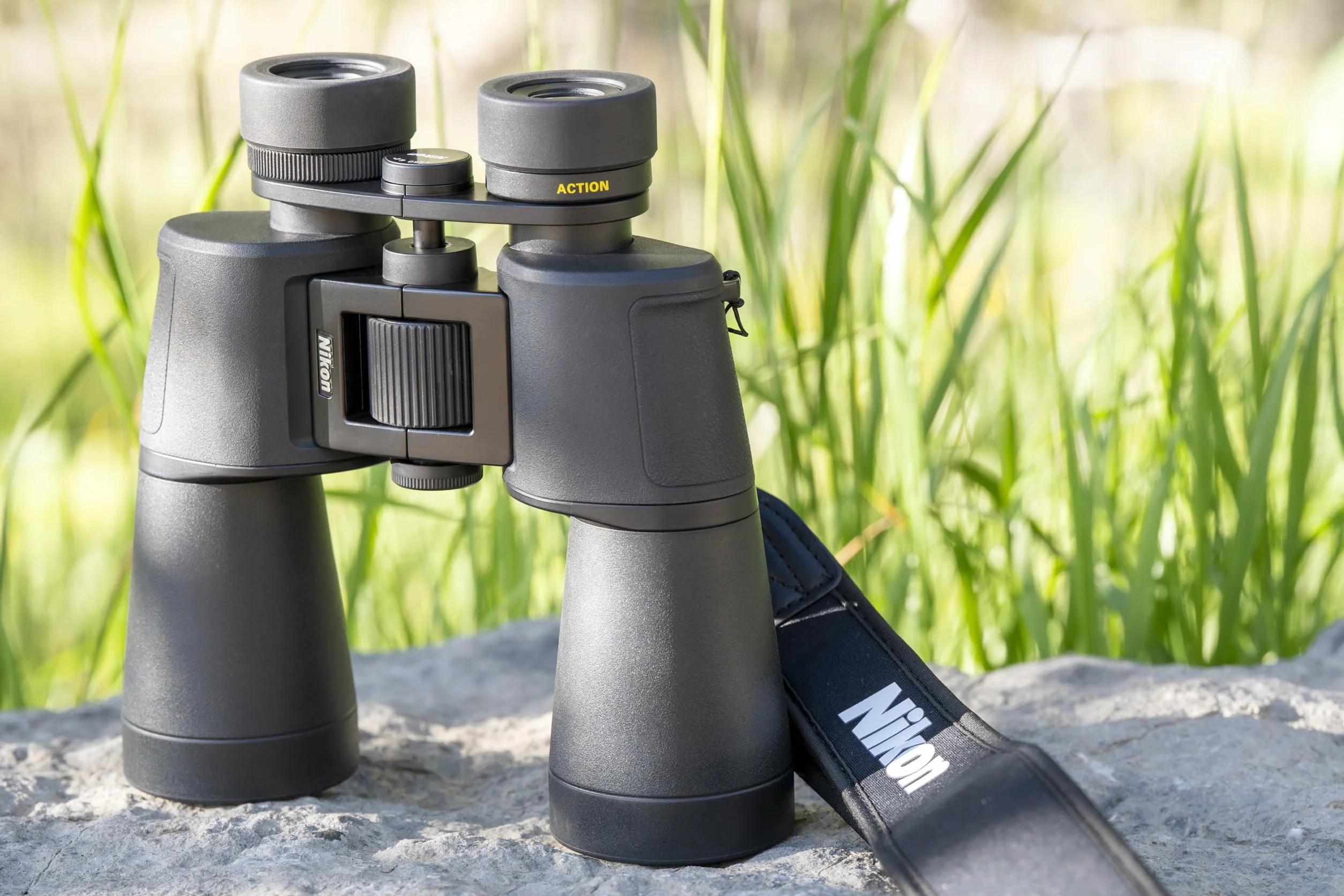 Nikon Action 10-22x50 Fernglas (leicht zu Tagen und zu bedienen, Gute räumliche Sicht, für Wanderungen, Reisen und Naturbeobachtung, für Brillenträger geeignet)