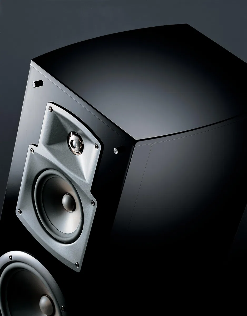 Yamaha NS 777 Stand Lautsprecher System (3-Wege Bassreflex, Waveguidehorn, 100W) klavierlackschwarz, 1 Stueck