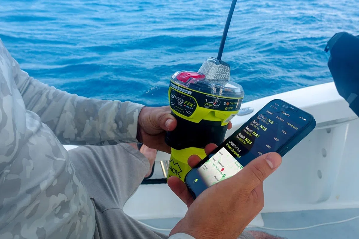 ACR GlobalFix V5 EPIRB AIS – 406 MHz SOS GPS + AIS-Mob-Alarm, RLS, Mobile App, Cat-1-Halterung mit automatischer Auslösung (2851), 121,5 MHz Signal, ohne ABO, Maritime Notfunkbake UK