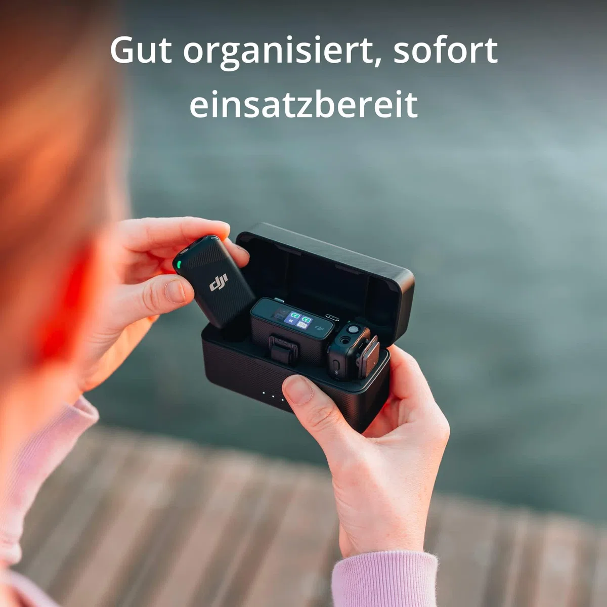 DJI Mic (2 Sender + 1 Empfänger + Ladeschale), Lavalier-Funkmikrofon, 250 m Reichweite, 15 Stunden Akkulaufzeit, Geräusch­unterdrückung Funkmikrofon für PC, iPhone, Interviews, YouTube, Vlogs