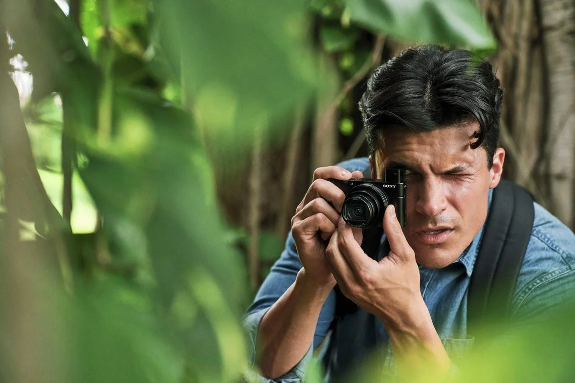 Sony RX100 VII Kompaktkamera (Premium 1"-Sensor, 4K Video, 24-200mm F2.8-4.5 ZEISS Zoom-Objektiv, Augen-Autofokus für Mensch & Tier, neigbares Display – ideal für Reisen, Vlogs & Action-Aufnahmen)
