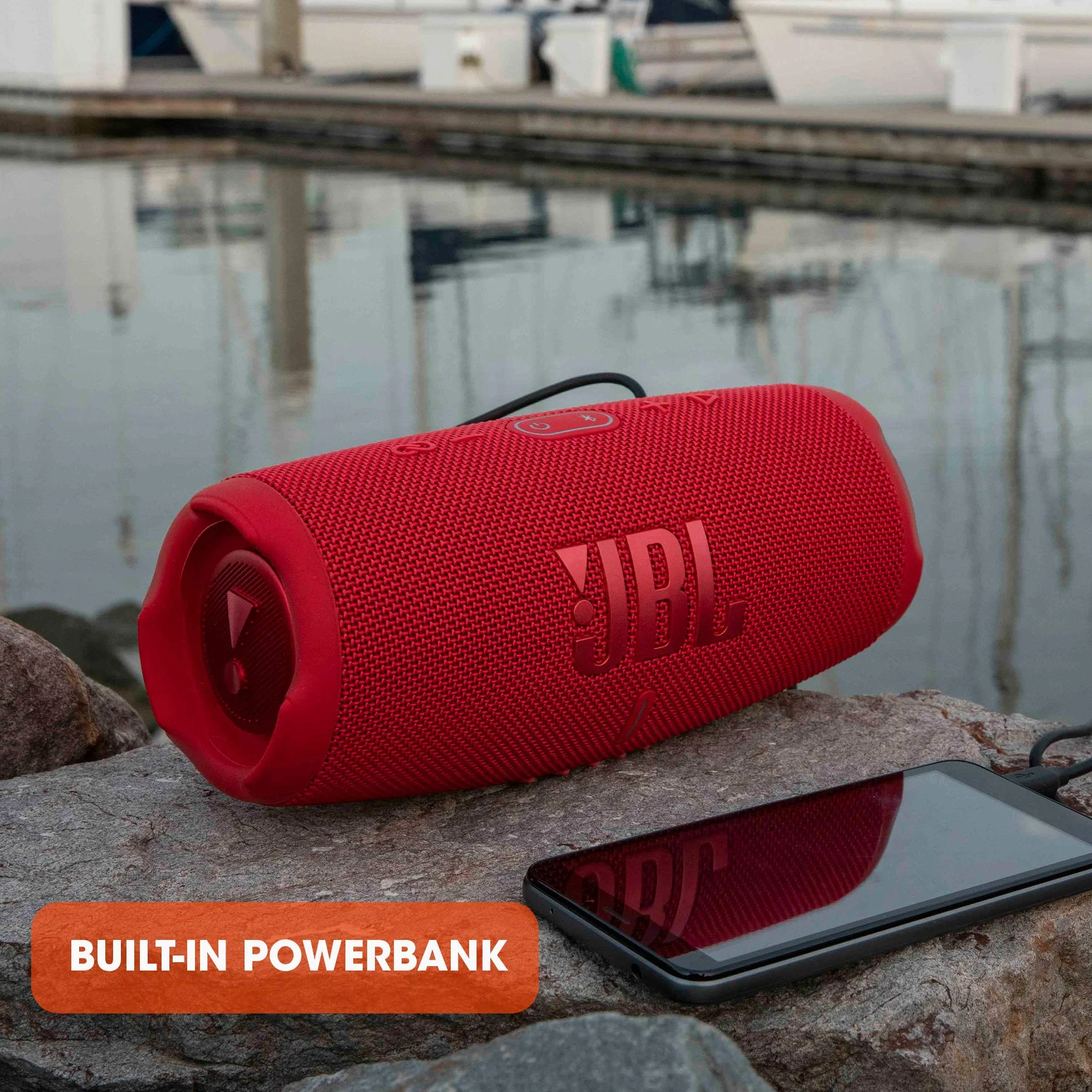 JBL Charge 5 Bluetooth-Lautsprecher in Schwarz – Wasserfeste, portable Boombox mit integrierter Powerbank – Eine Akku-Ladung für bis zu 20 Stunden kabellosen Musikgenuss