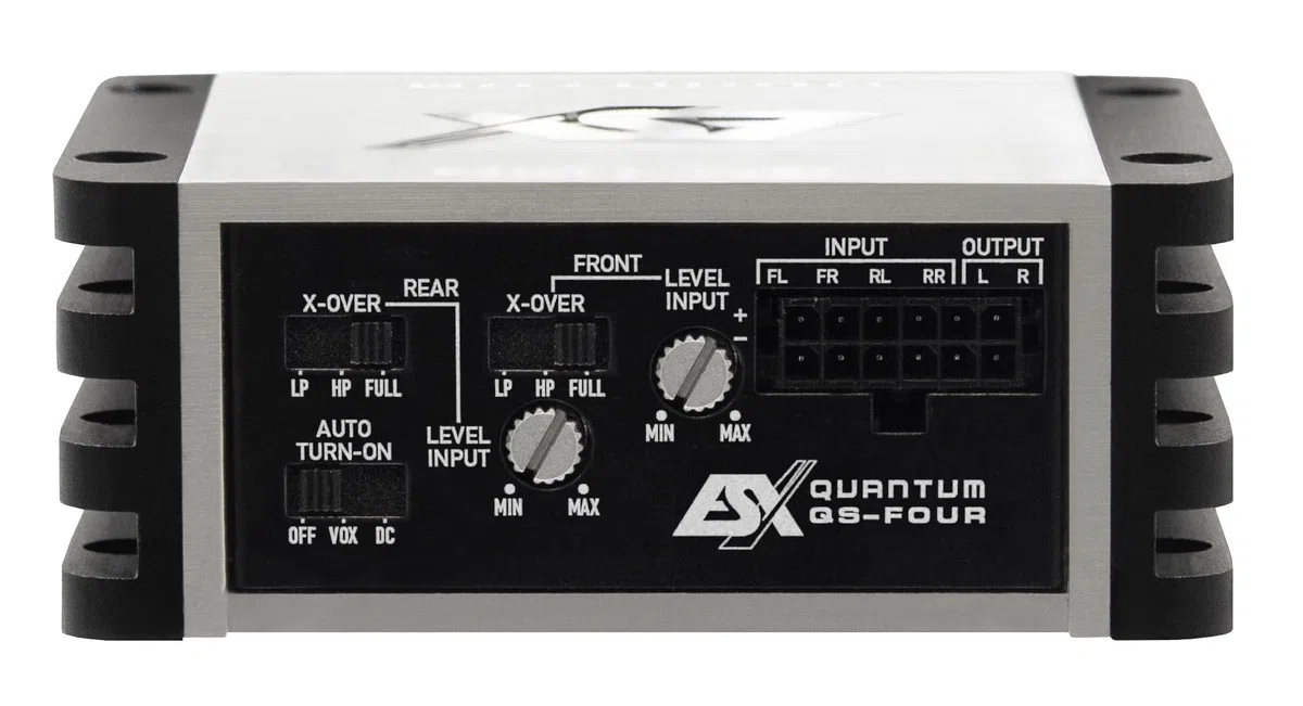 ESX QUANTUM QS-FOUR-ISO - Ultra-kompakter Full Range Class D Amp mit 240 W RMS bei nur 90 x 35 x 80 mm | incl. Plug&Play ISO Kabelbaum | ESX Car-Audio