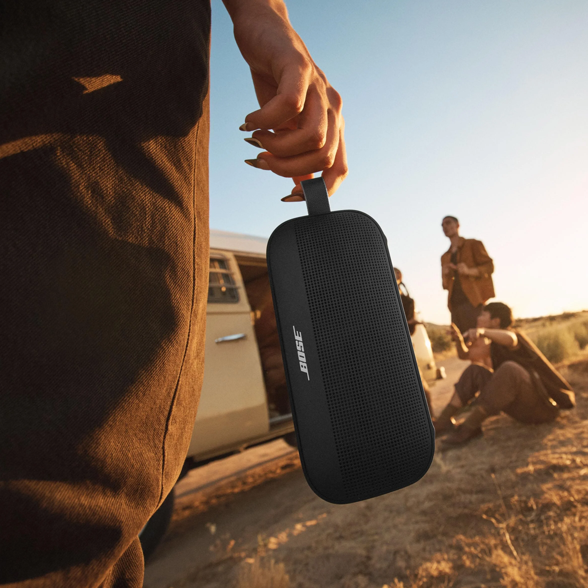 Bose SoundLink Flex Tragbarer Bluetooth Lautsprecher (2. Gen.), Tragbarer Outdoor Lautsprecher, wasserdicht und staubdicht, mit naturgetreuem Klang, bis zu 12 Stunden Akkulaufzeit, Schwarz