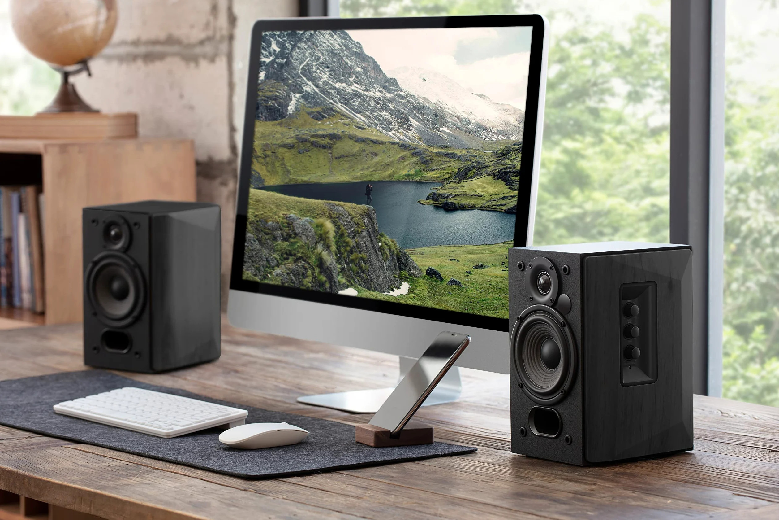 EDIFIER Studio R1380T 2.0 Regallautsprecher-System (42 Watt) im Echtholzgehäuse (MDF). Zwei LINE IN Anschlüsse. Infrarot-Fernbedienung und seitliche Bedienelemente für Bässe, Höhen und Lautstärke.