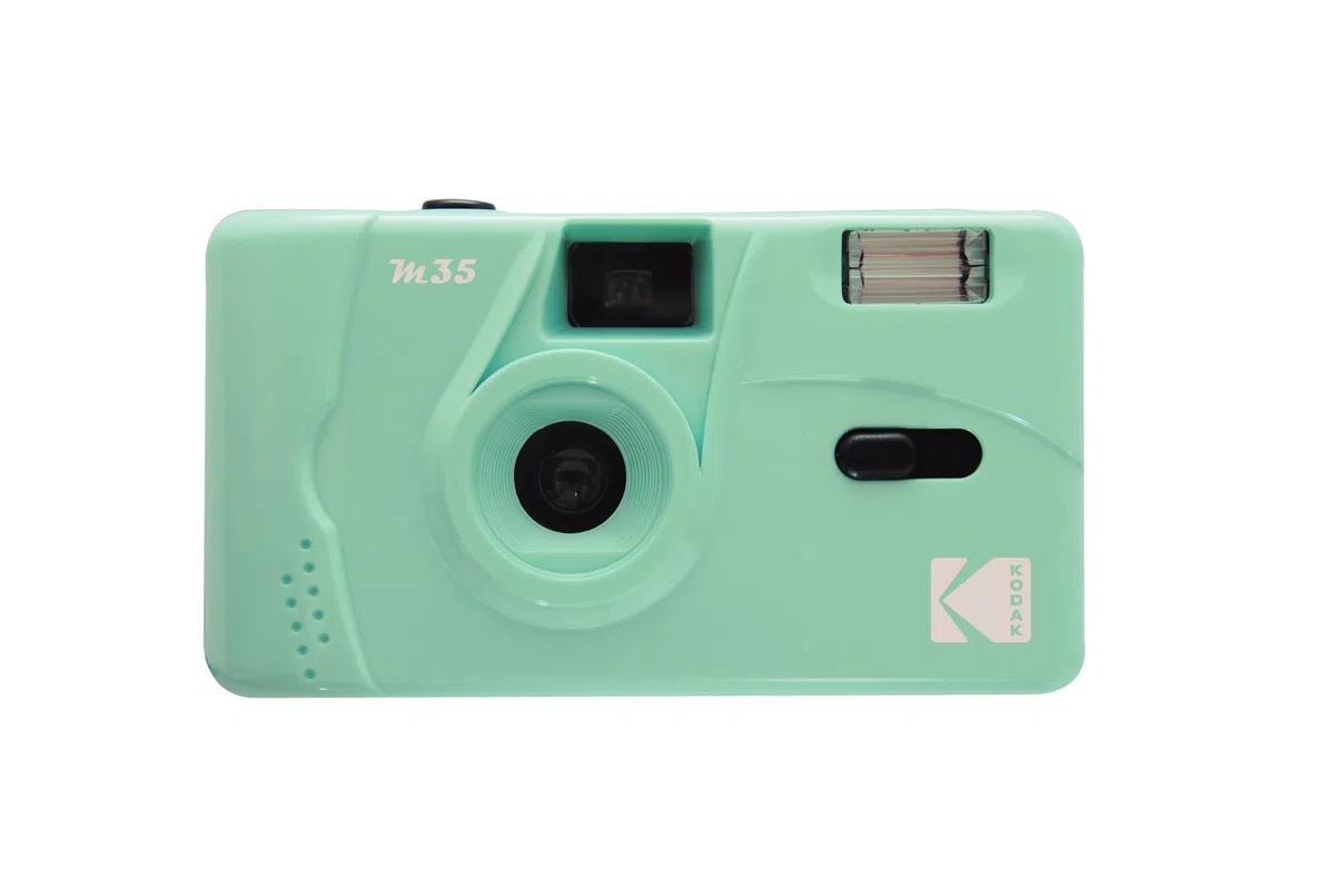 KODAK M35 DA00234 - Wiederaufladbare Kamera 35mm, Festes Weitwinkelobjektiv, Optischer Sucher, Eingebauter Blitz, AAA Batterie – Mintgrün + GT Photo Retro Farbfilm 35mm - 24 Aufnahmen