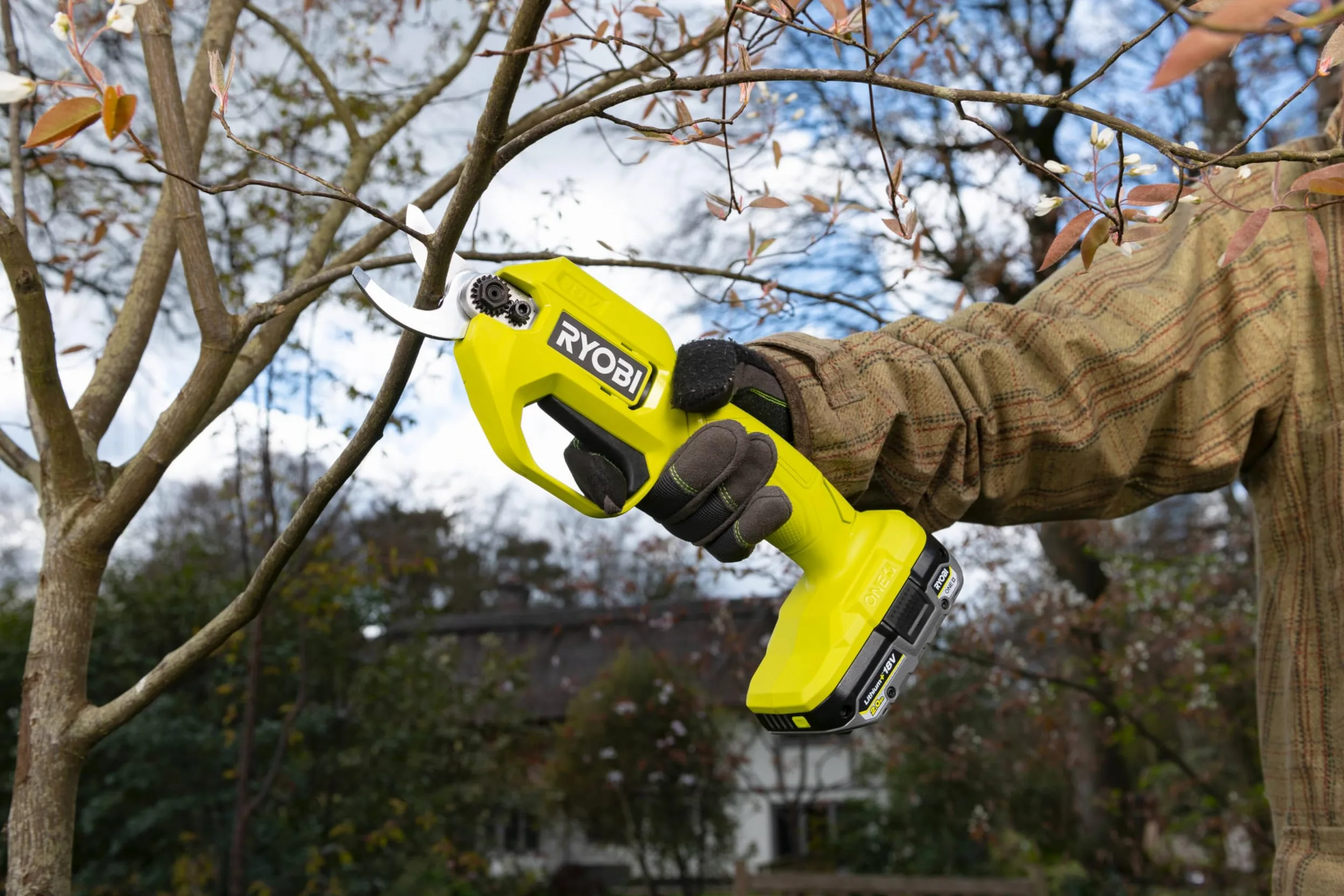 RYOBI Starterset RC18120-242X, 1 x Lithium+ Akku 18 V – 4,0 Ah, 1 x Kompakt-Lithium-Akku + 18 V 2,0 Ah und 1 x Ladegerät 2,0 A