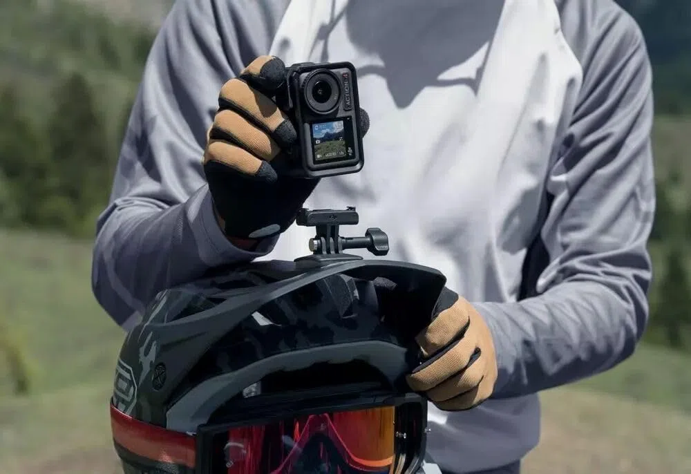 DJI Osmo Action 4 Standard-Combo, 4K/120fps Action Cam mit 1/1,3-Zoll-Sensor, 10-Bit und D-Log M-Farbleistung, Langlebiger 1.770 mAh Akku für Vlogs, Reisen, Outdoor