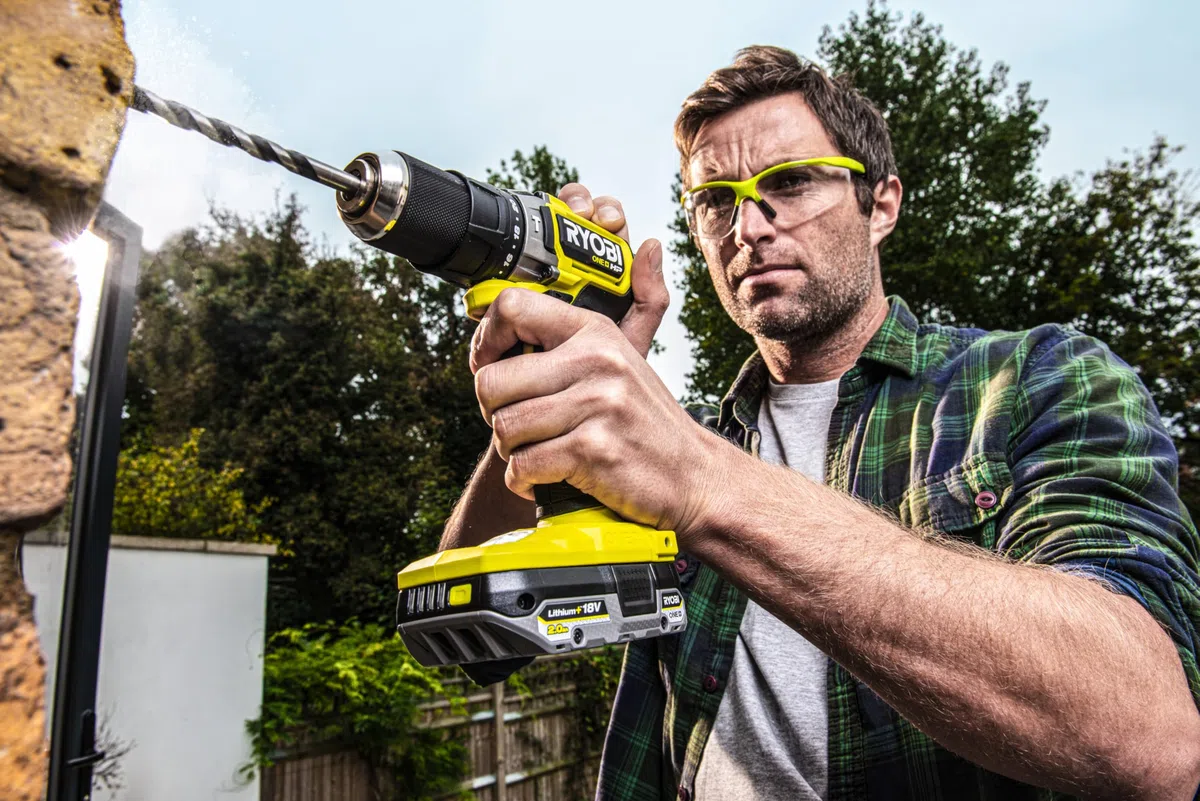 RYOBI Starterset RC18120-242X, 1 x Lithium+ Akku 18 V – 4,0 Ah, 1 x Kompakt-Lithium-Akku + 18 V 2,0 Ah und 1 x Ladegerät 2,0 A