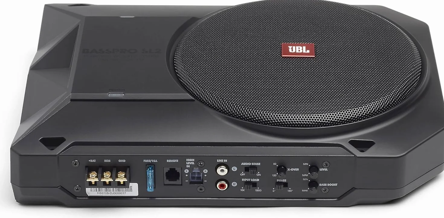 JBL BassPro SL2 Aktiv Subwoofer Auto Set - Car hifi Untersitz Bassbox Gehäuse mit Bassreflex Woofer box groß 200mm und 125 Watt aktiver Verstärker, Schwarz, 44